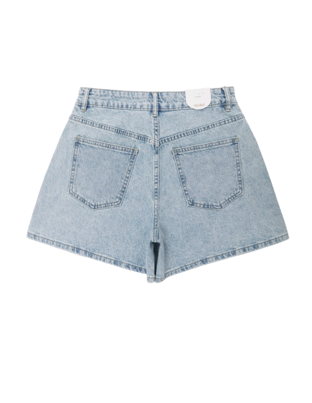 Lichtblauwe short met studs langs de zijnaden – So Lucky