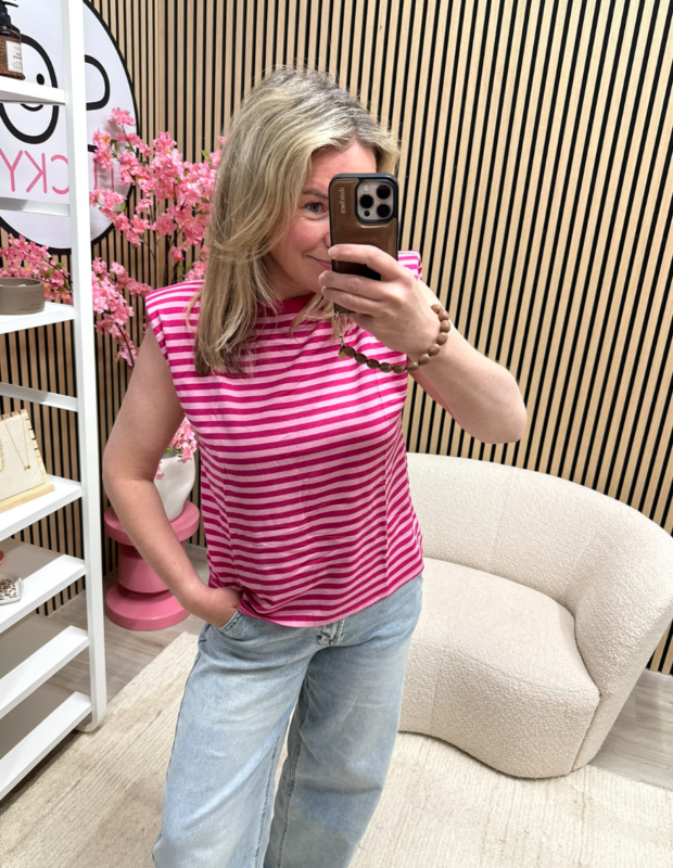 Model draagt de Gestreepte top Milou fuchsia roze op een jeans – So Lucky