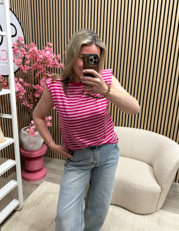 Gestreepte top Milou fuchsia roze gedragen op een lichte jeans – So Lucky