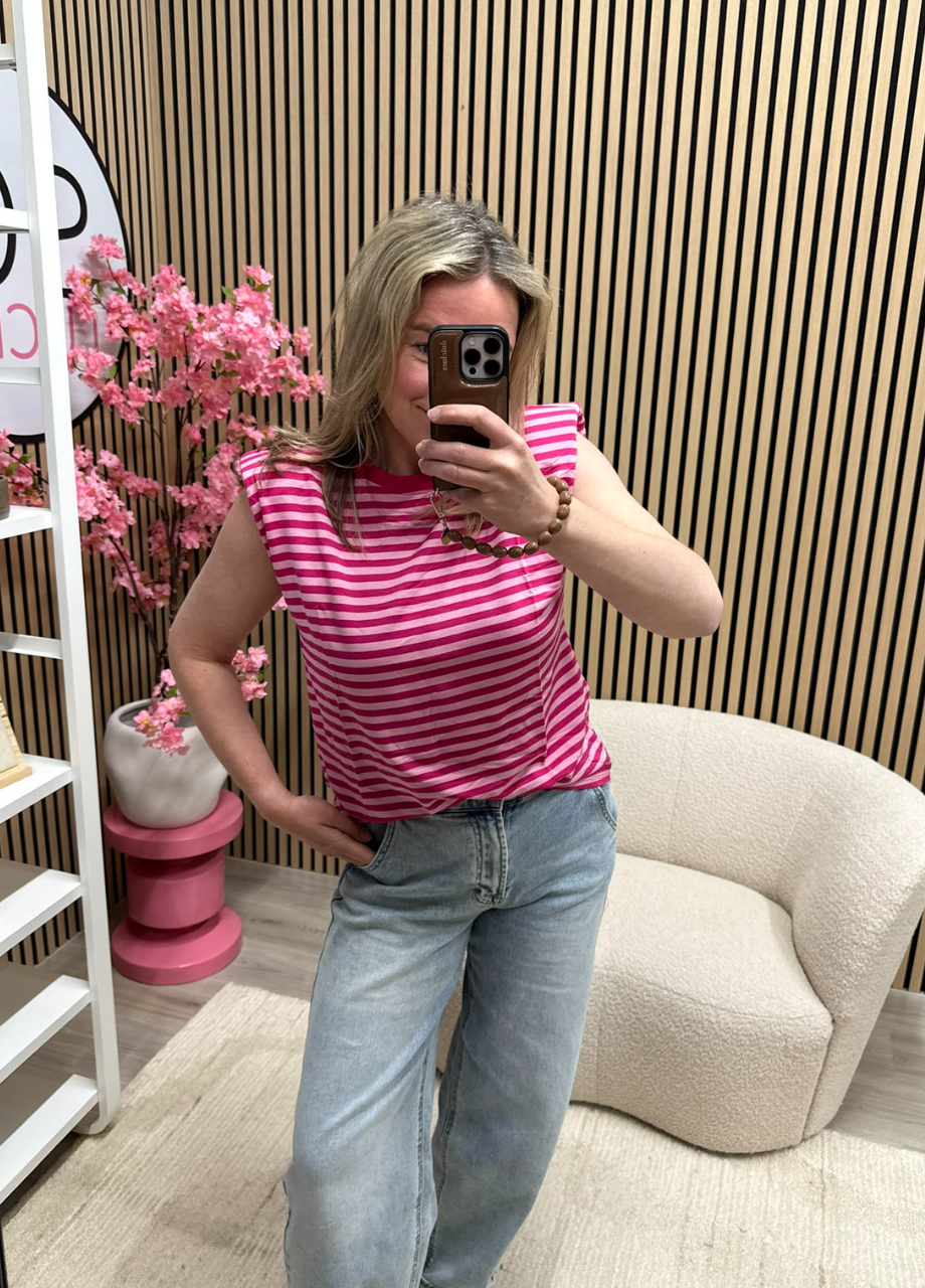 Gestreepte top Milou – fuchsia/roze Gestreepte top Milou fuchsia roze gedragen op een lichte jeans – So Lucky