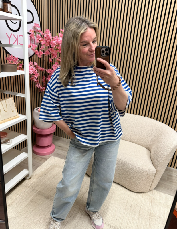 Model draagt het Oversized streepjes T-shirt Soleil blauw wit op een jeans – So Lucky