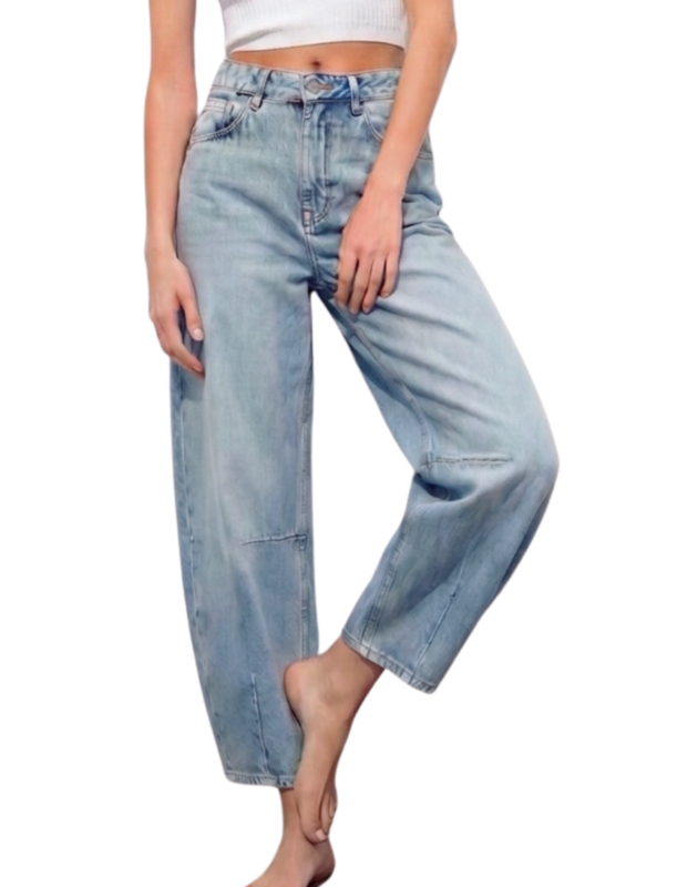 Model draagt Laulia barrel jeans lichtblauw met een witte top – So Lucky