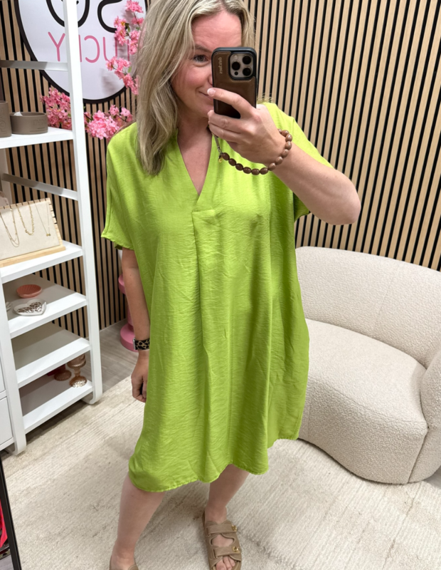 Model draagt jurk Evy lime met slippers – So Lucky