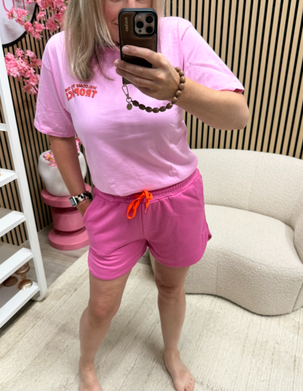 Model draagt Sweat short Lola donkerroze met zomerse top – So Lucky