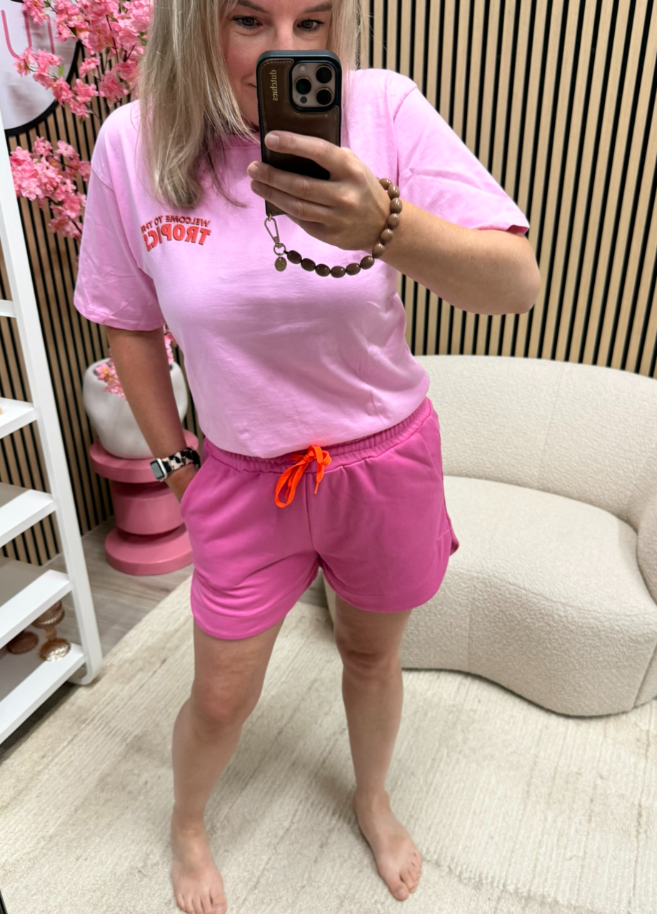 Sweat short Lola donkerroze Model draagt Sweat short Lola donkerroze met zomerse top – So Lucky