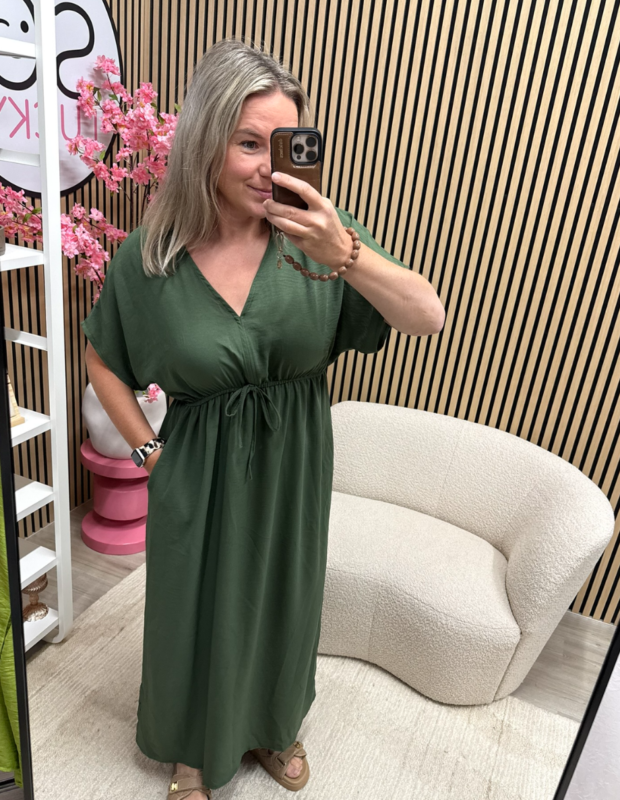 model draagt Jurk Ivy – maxi jurk – army groen voor een zomerse dag – So Lucky
