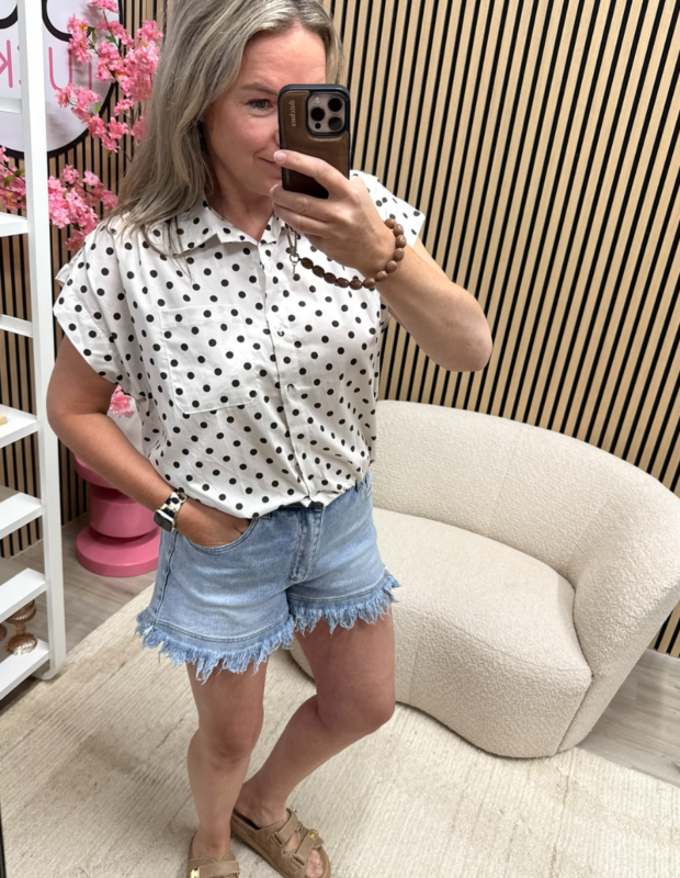 model draagt Polka dot blouse – wit/bruin luchtige blouse – So Lucky
