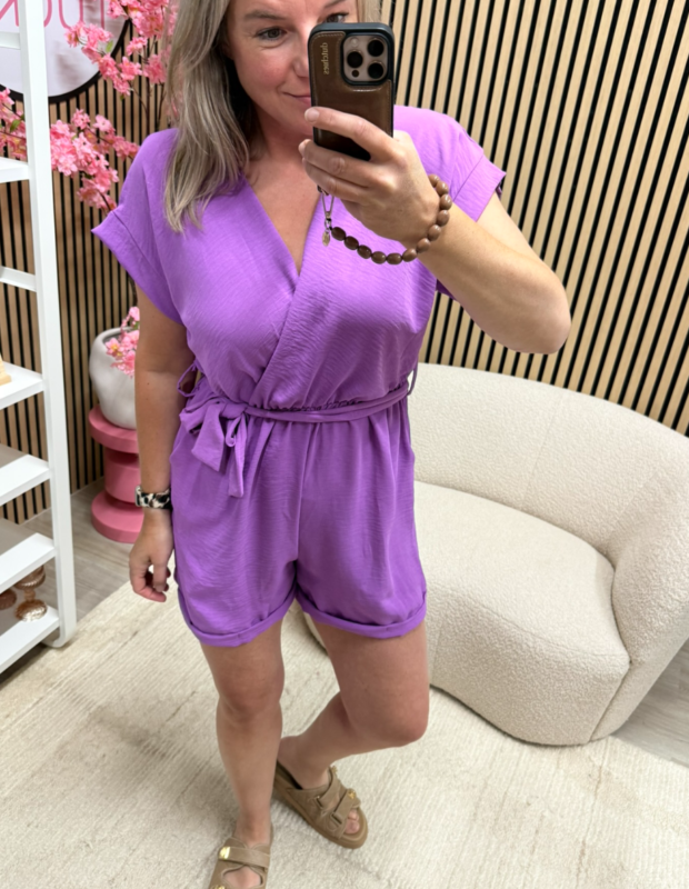 Model draagt Playsuit – lila – So Lucky