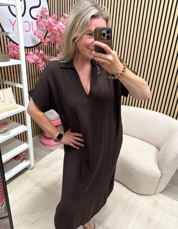 Model draagt lange wafelstof jurk donkerbruin van katoen – So Lucky