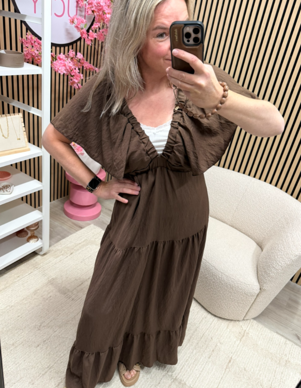 Model draagt jurk Romy bruin met slippers – So Lucky