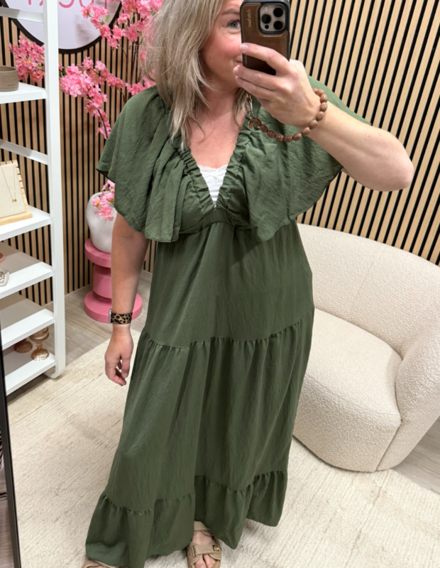 Model draagt jurk Romy army green met slippers – So Lucky