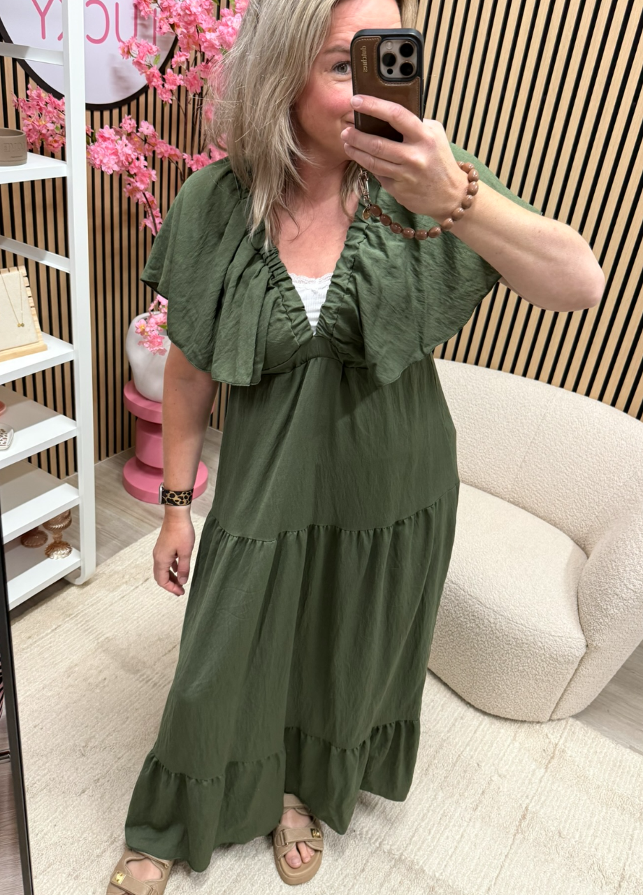 Jurk Romy army green Model draagt jurk Romy army green met slippers – So Lucky