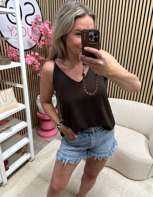 model draagt Top Liva – bruin – basic top – So Lucky