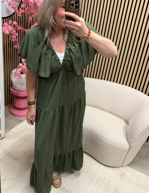 Model draagt jurk Romy army green van de voorkant – So Lucky