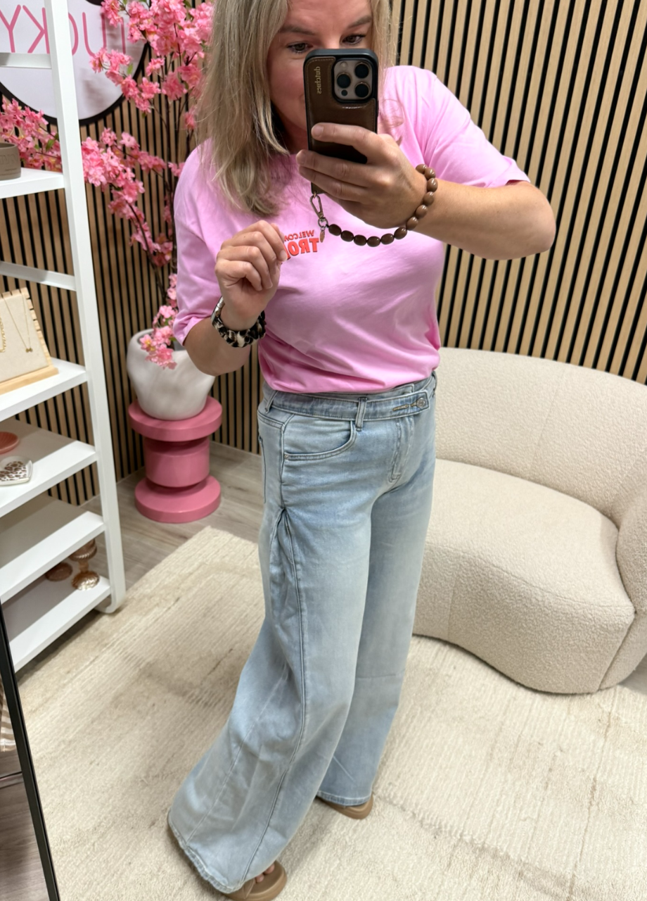 Queen Hearts lichtblauwe wide leg jeans met riem Model draagt Queen Hearts lichtblauwe wide leg jeans met riem – So Lucky