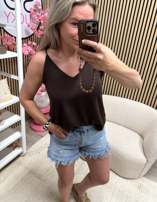 model draagt Top Liva – bruin – basic top met een short – So Lucky
