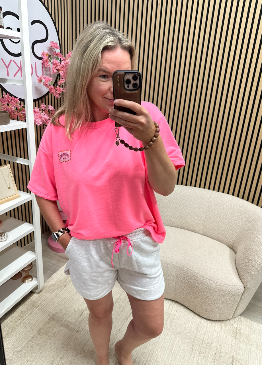 Sweat short Lola grijs Model draagt Sweat short Lola grijs met zomerse top – So Lucky