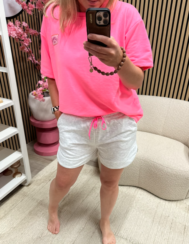 Model draagt Sweat short Lola grijs voor een zomerse look – So Lucky