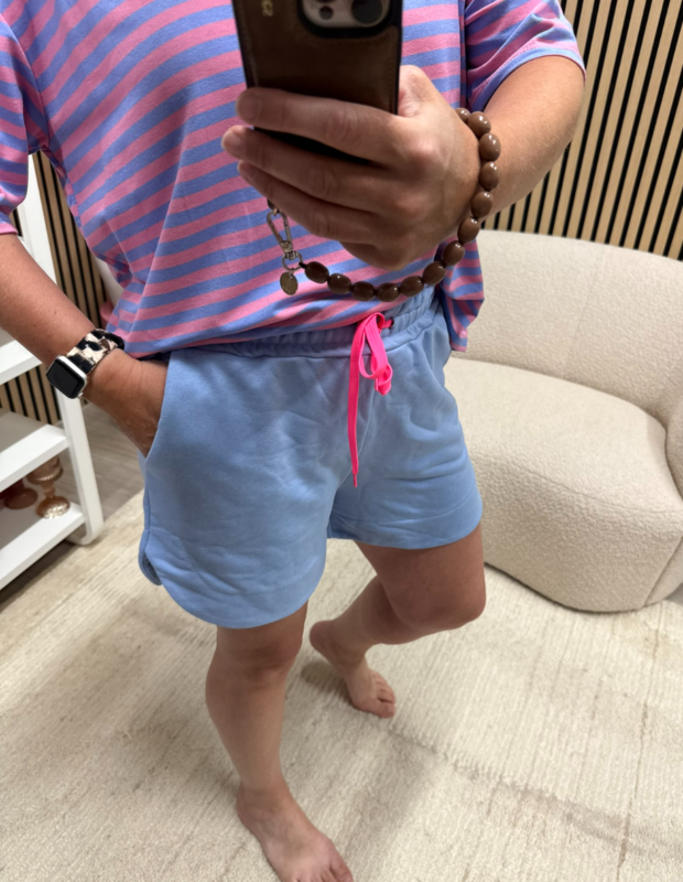 Model draagt Sweat short Lola lichtblauw met zomerse top – So Lucky