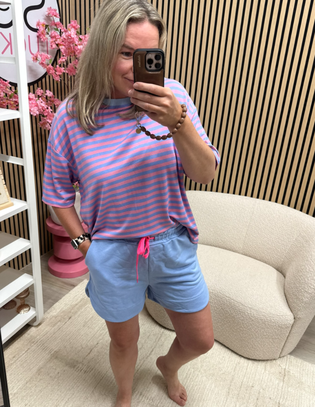Model draagt Sweat short Lola lichtblauw voor een zomerse look – So Lucky