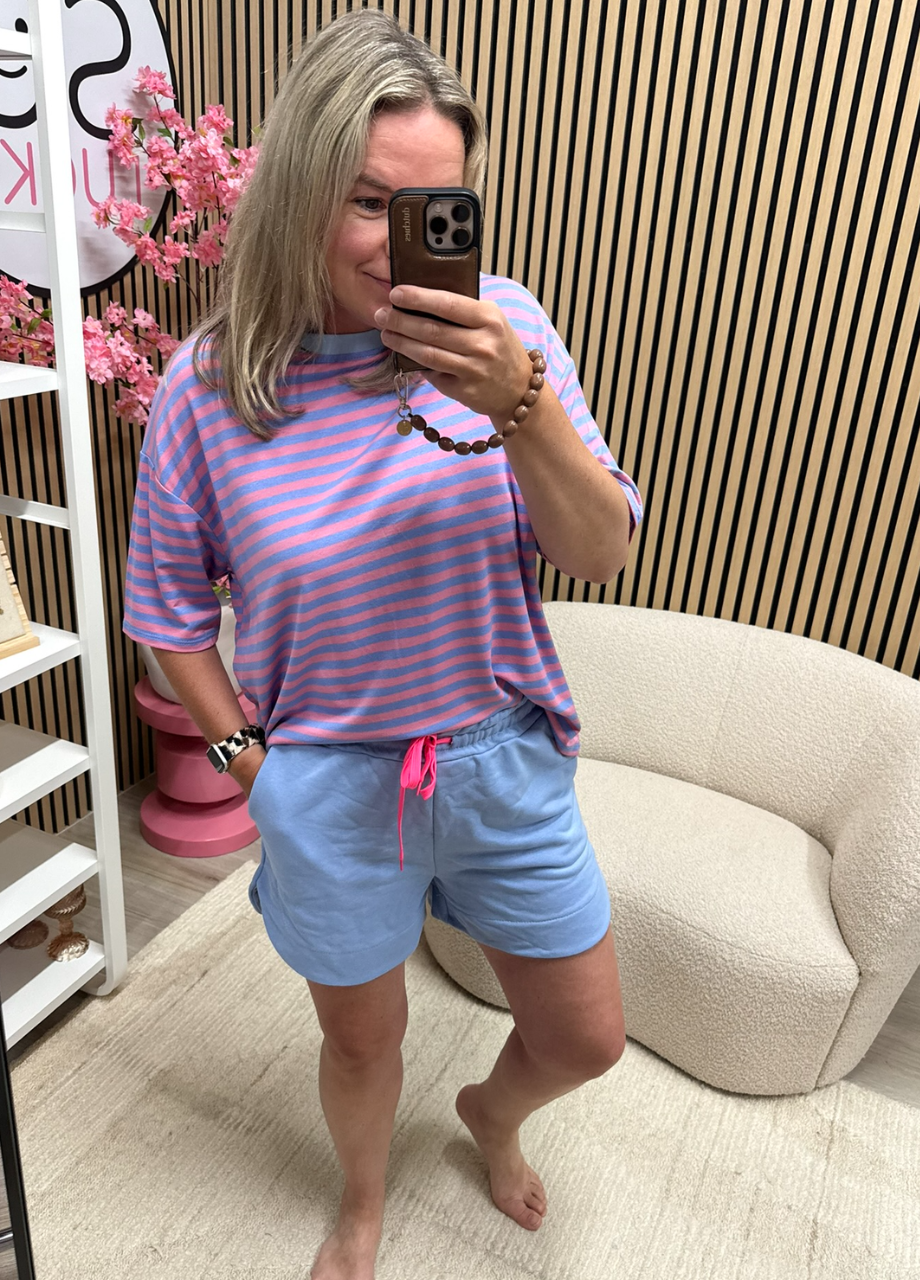 Sweat short Lola lichtblauw Model draagt Sweat short Lola lichtblauw voor een zomerse look – So Lucky