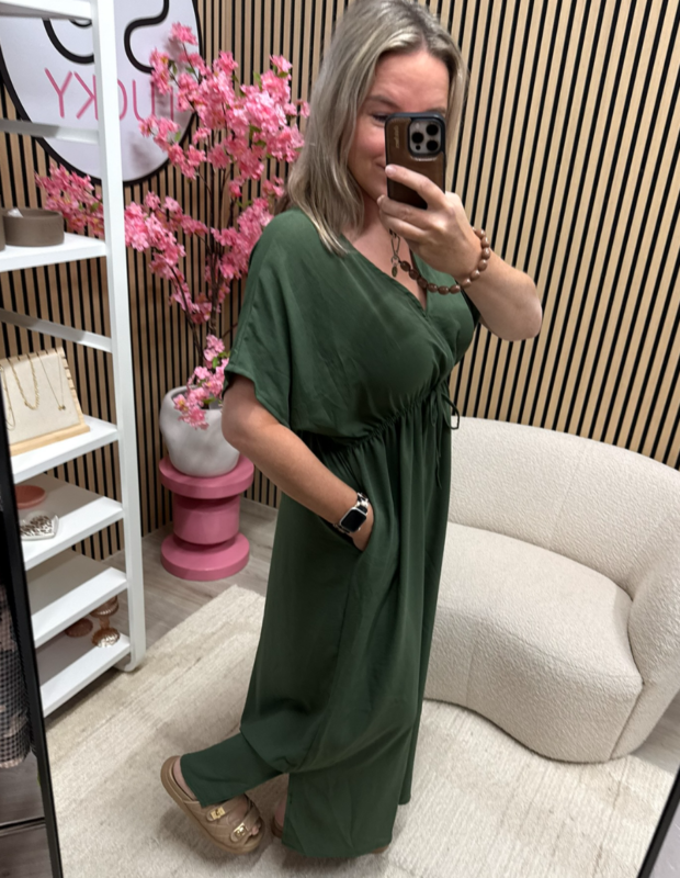 model draagt Jurk Ivy – maxi jurk – army groen – So Lucky
