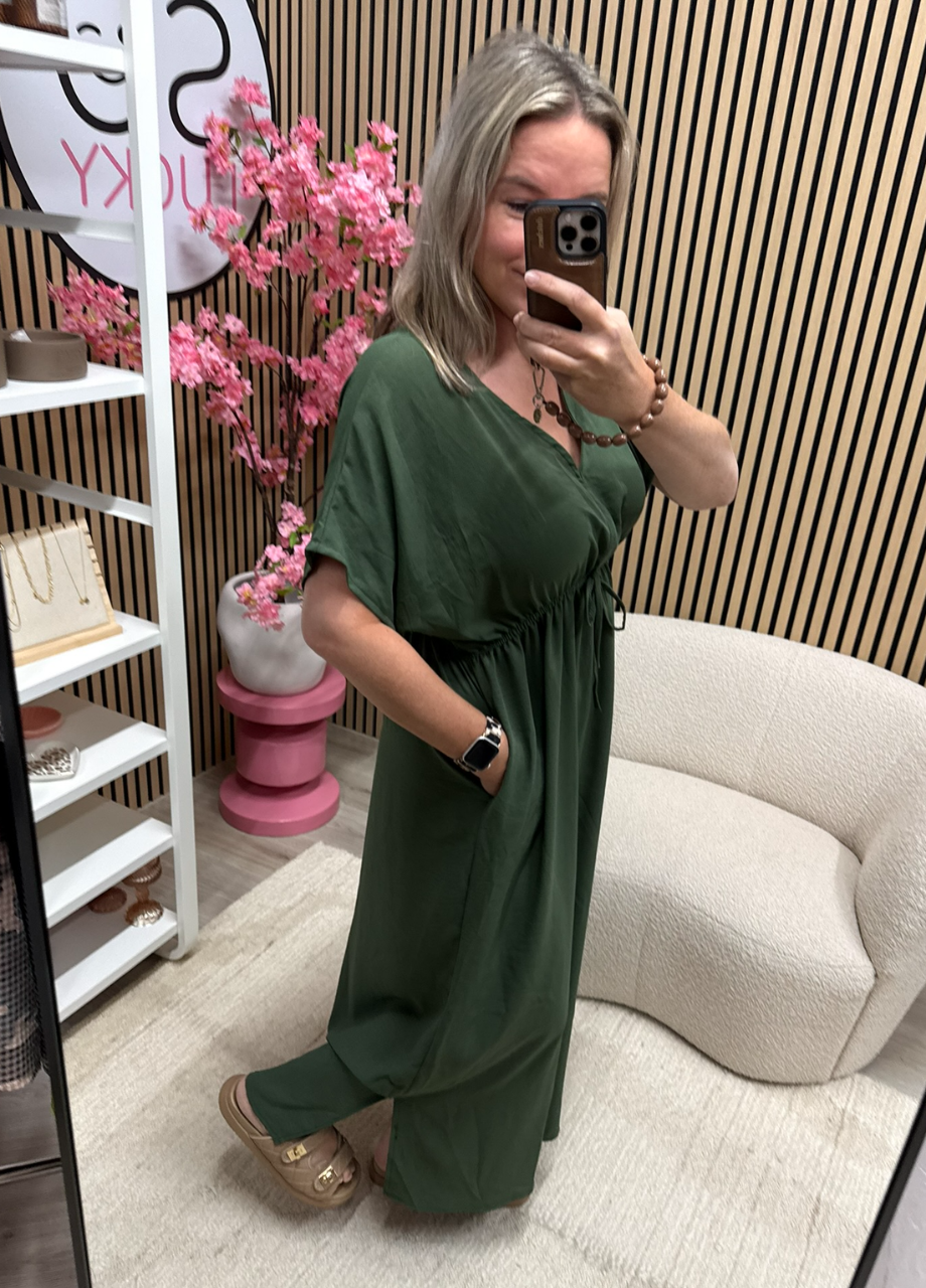 Jurk Ivy – maxi jurk – army groen model draagt Jurk Ivy – maxi jurk – army groen – So Lucky