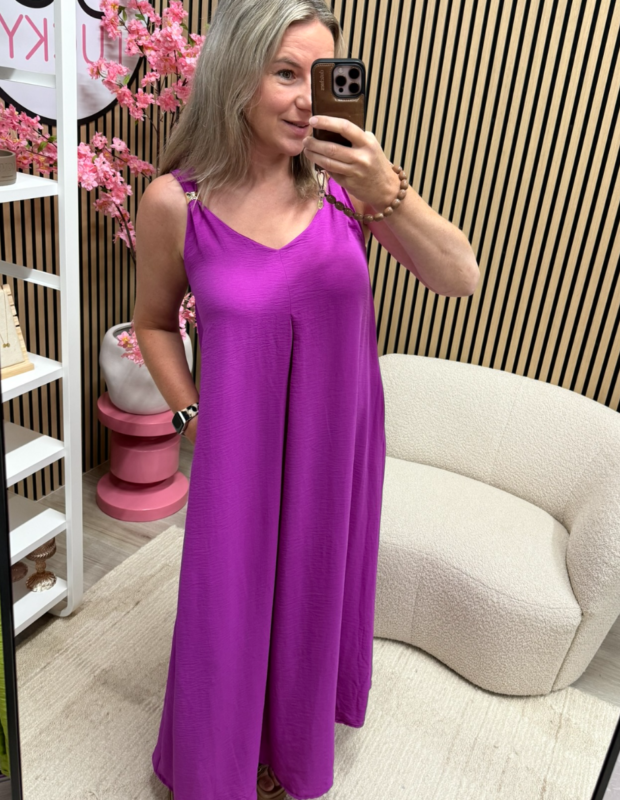 model draagt Jurk Jade – magenta – maxi jurk met steekzakken – So Lucky