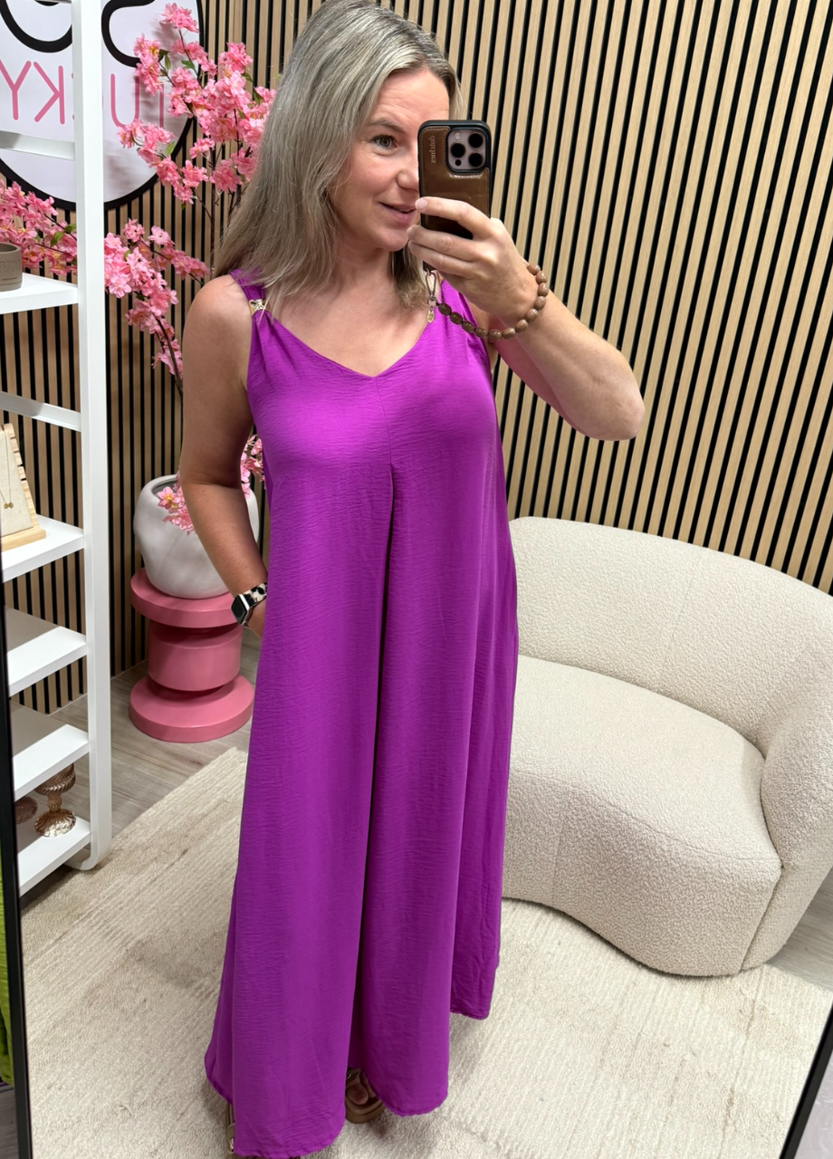 Jurk Jade – magenta – maxi jurk model draagt Jurk Jade – magenta – maxi jurk met steekzakken – So Lucky