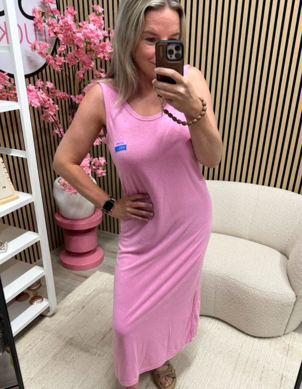 Model draagt Maxi jurk - roze - badstof met slippers – So Lucky