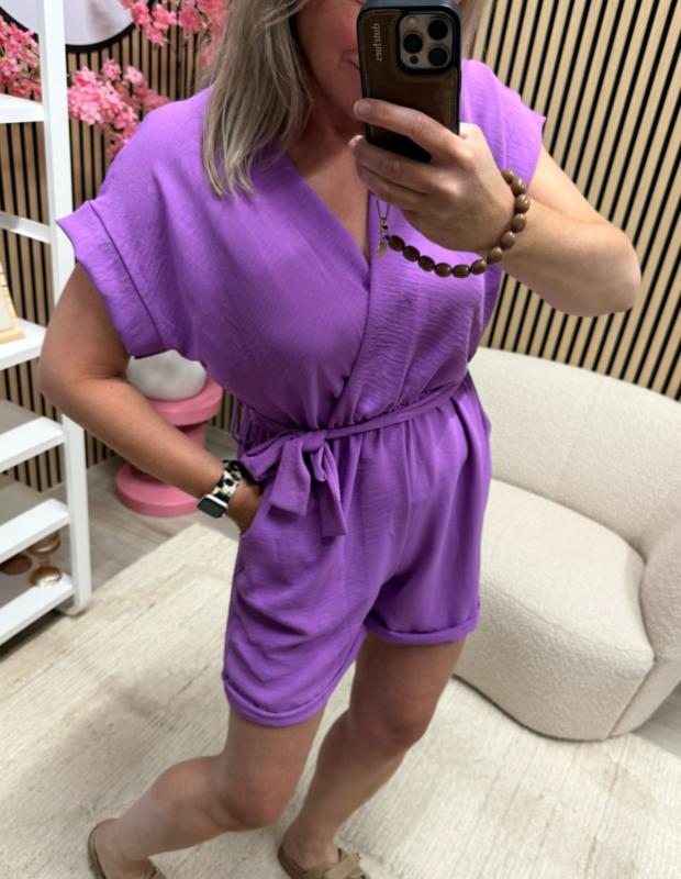 Model draagt Playsuit – lila met sandalen – So Lucky