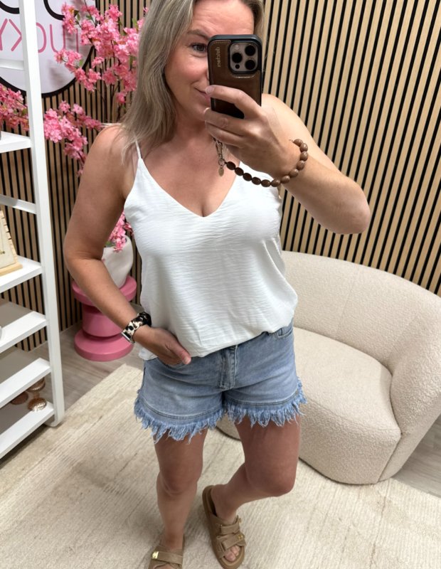 model draagt Top Liva – wit – basic top met een short – So Lucky