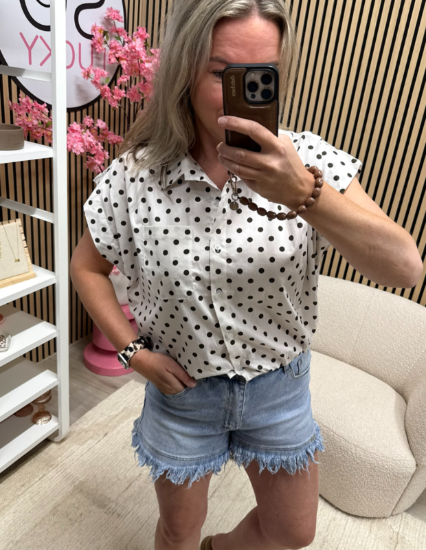 model draagt Polka dot blouse – wit/bruin op een jeans – So Lucky