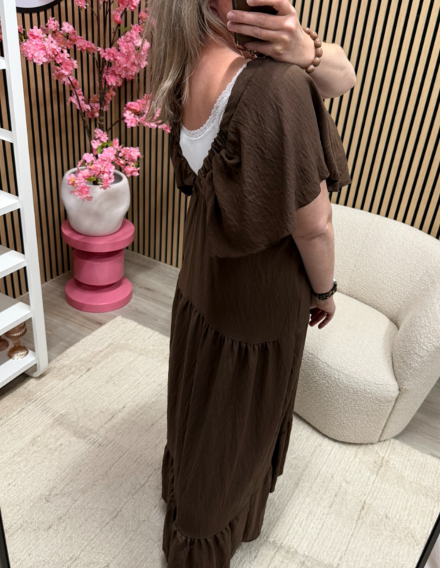 Achterkant van jurk Romy bruin op model – So Lucky