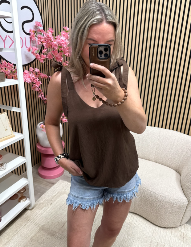 model draagt Top met strikbandjes – bruin luchtige zomertop – So Lucky