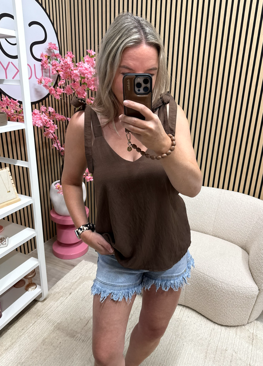 Top met strikbandjes – bruin model draagt Top met strikbandjes – bruin luchtige zomertop – So Lucky