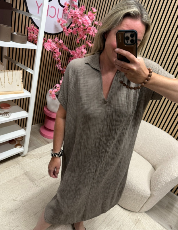 Model draagt lange wafelstof jurk taupe van katoen – So Lucky