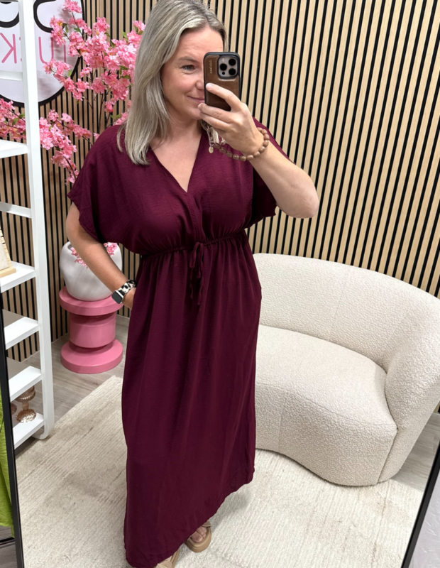 Jurk Ivy – maxi jurk – bordeaux bij model – So Lucky
