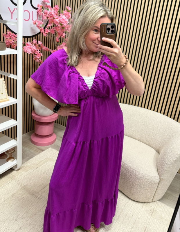 Model draagt jurk Romy magenta met slippers – So Lucky
