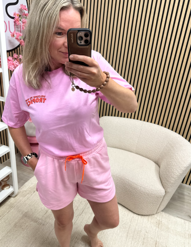 Model draagt Sweat short Lola lichtroze met basic T-shirt – So Lucky