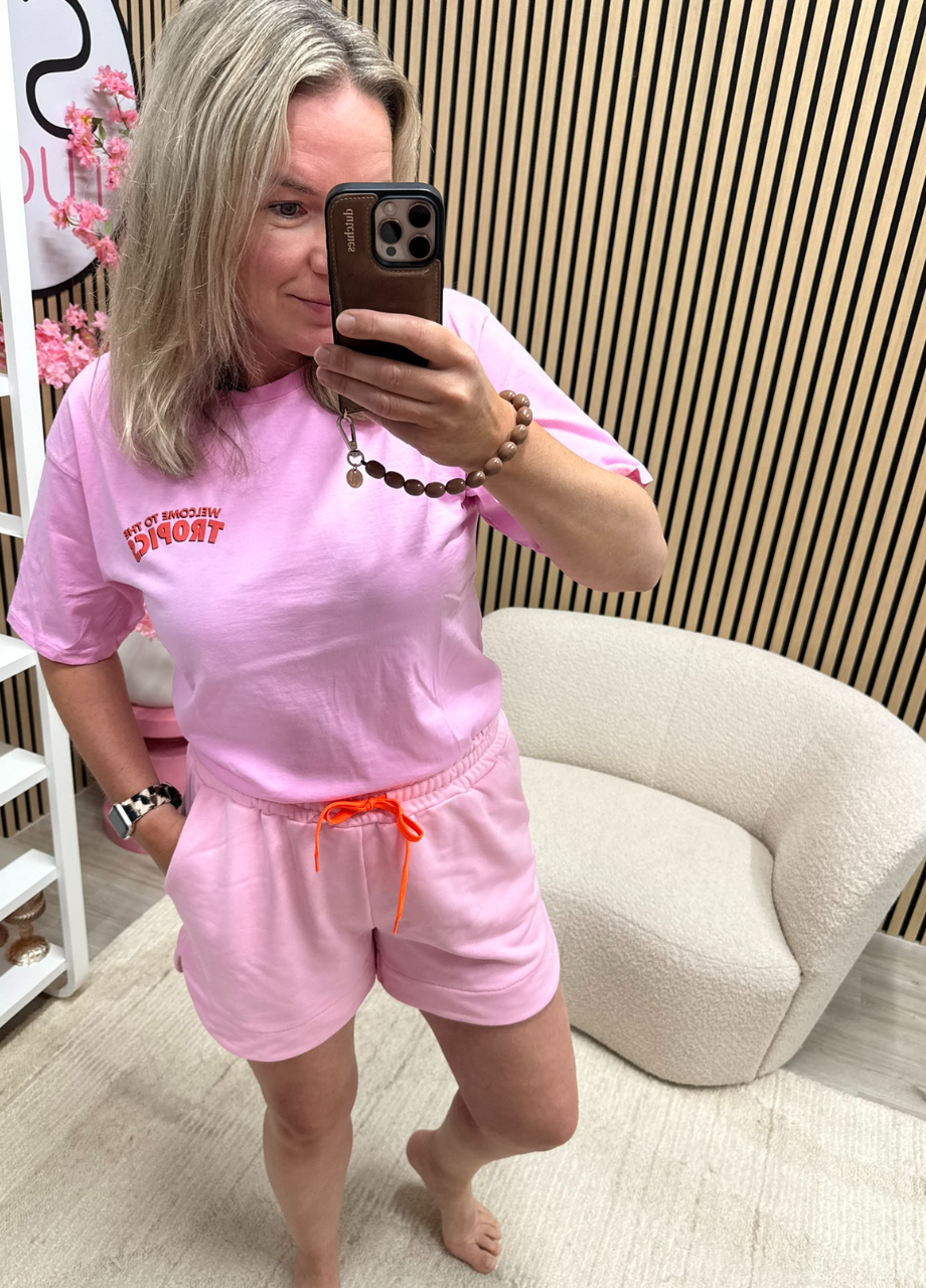 Sweat short Lola lichtroze Model draagt Sweat short Lola lichtroze met basic T-shirt – So Lucky
