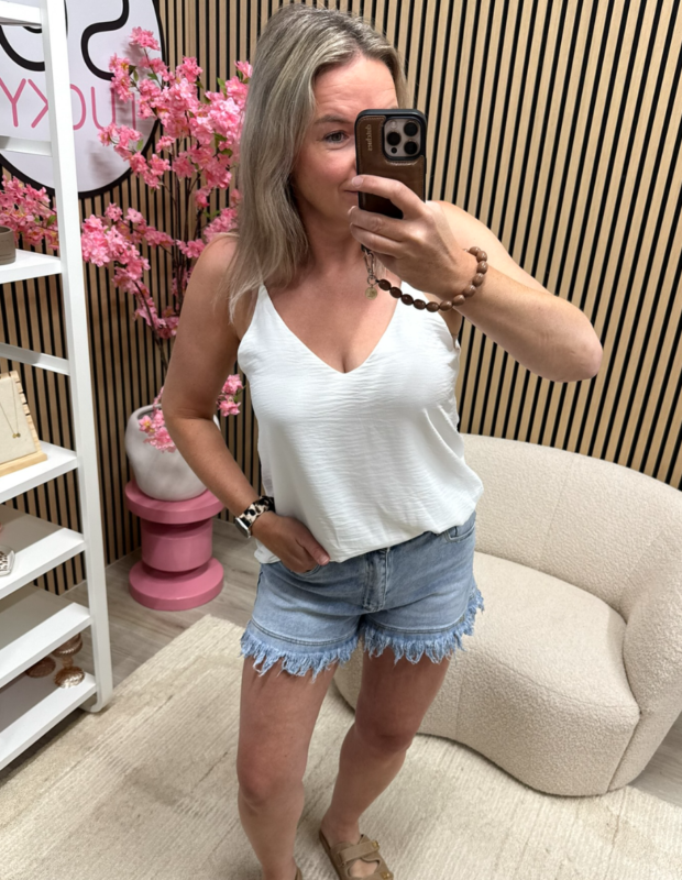 model draagt Top Liva – wit – basic top zomerse outfit – So Lucky