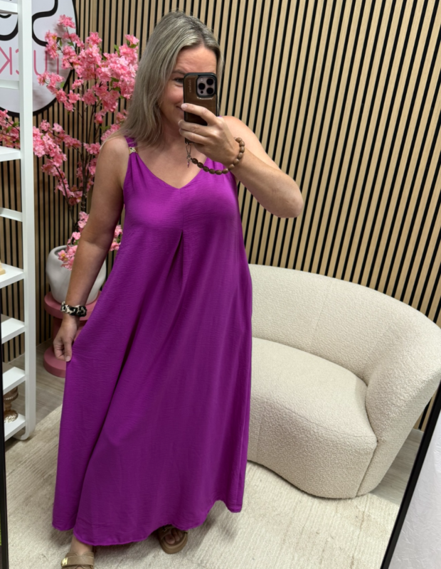 model draagt Jurk Jade – magenta – maxi jurk lange zomerjurk – So Lucky