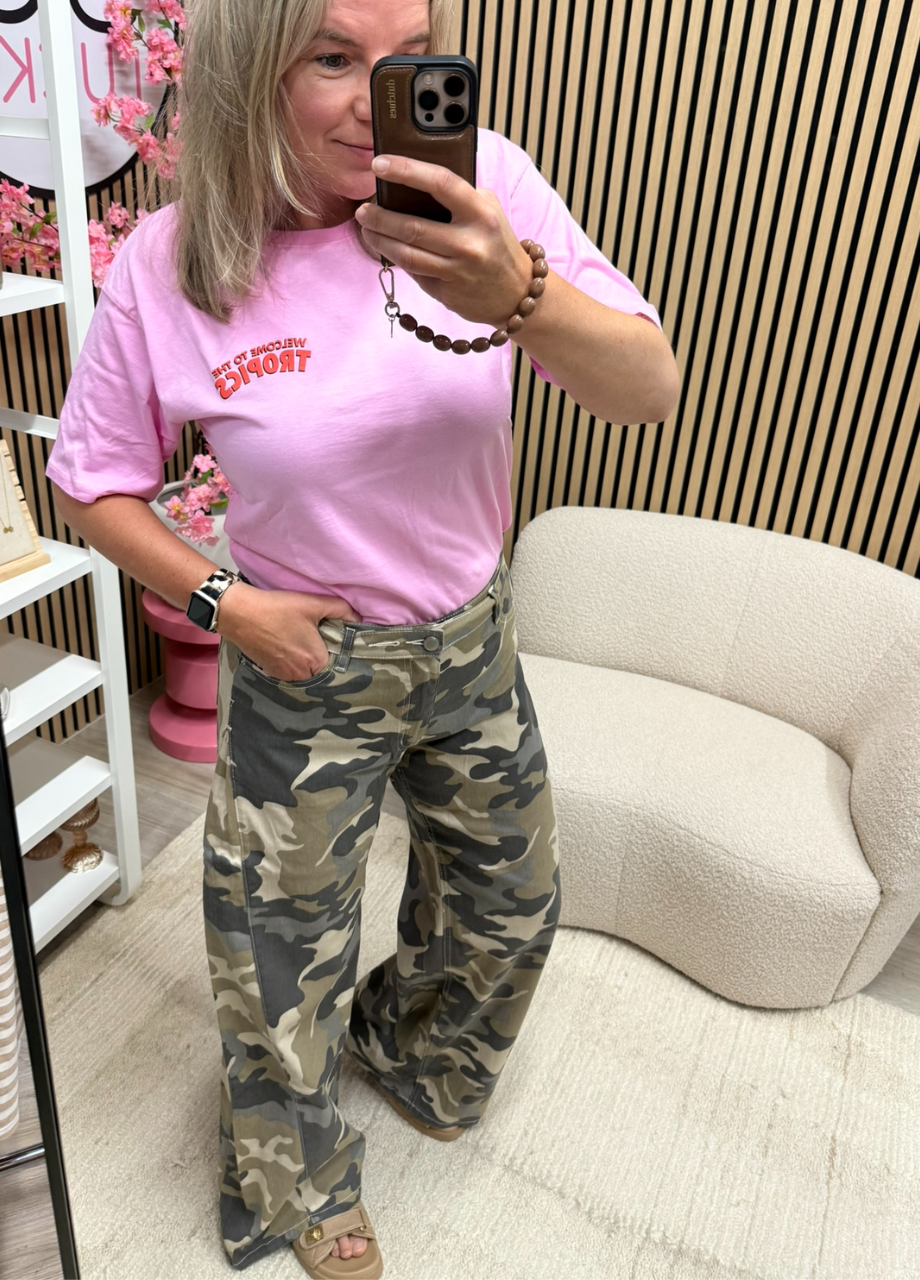 Queen Hearts army broek camouflage met riem Model draagt Queen Hearts army broek camouflage met riem – So Lucky