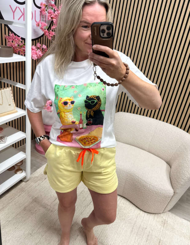 Model draagt Sweat short Lola lichtgeel met casual outfit – So Lucky