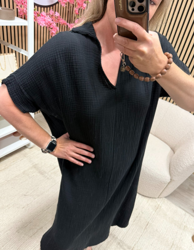 Model draagt lange wafelstof jurk zwart van katoen – So Lucky