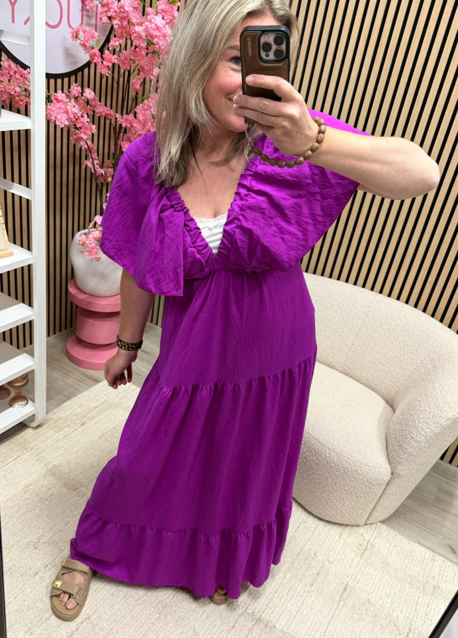 Jurk Romy – magenta Voorkant van jurk Romy magenta op model – So Lucky