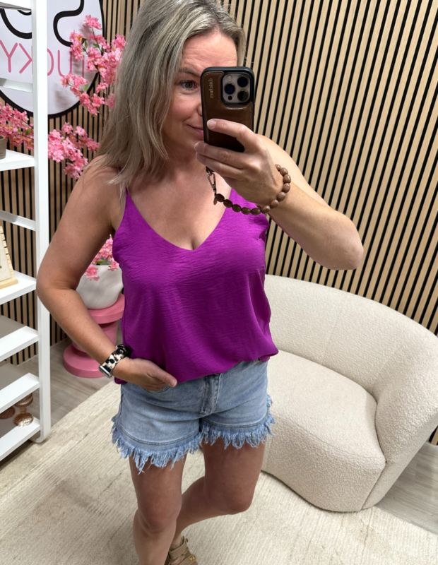 model draagt Top Liva – magenta – basic top met een short – So Lucky