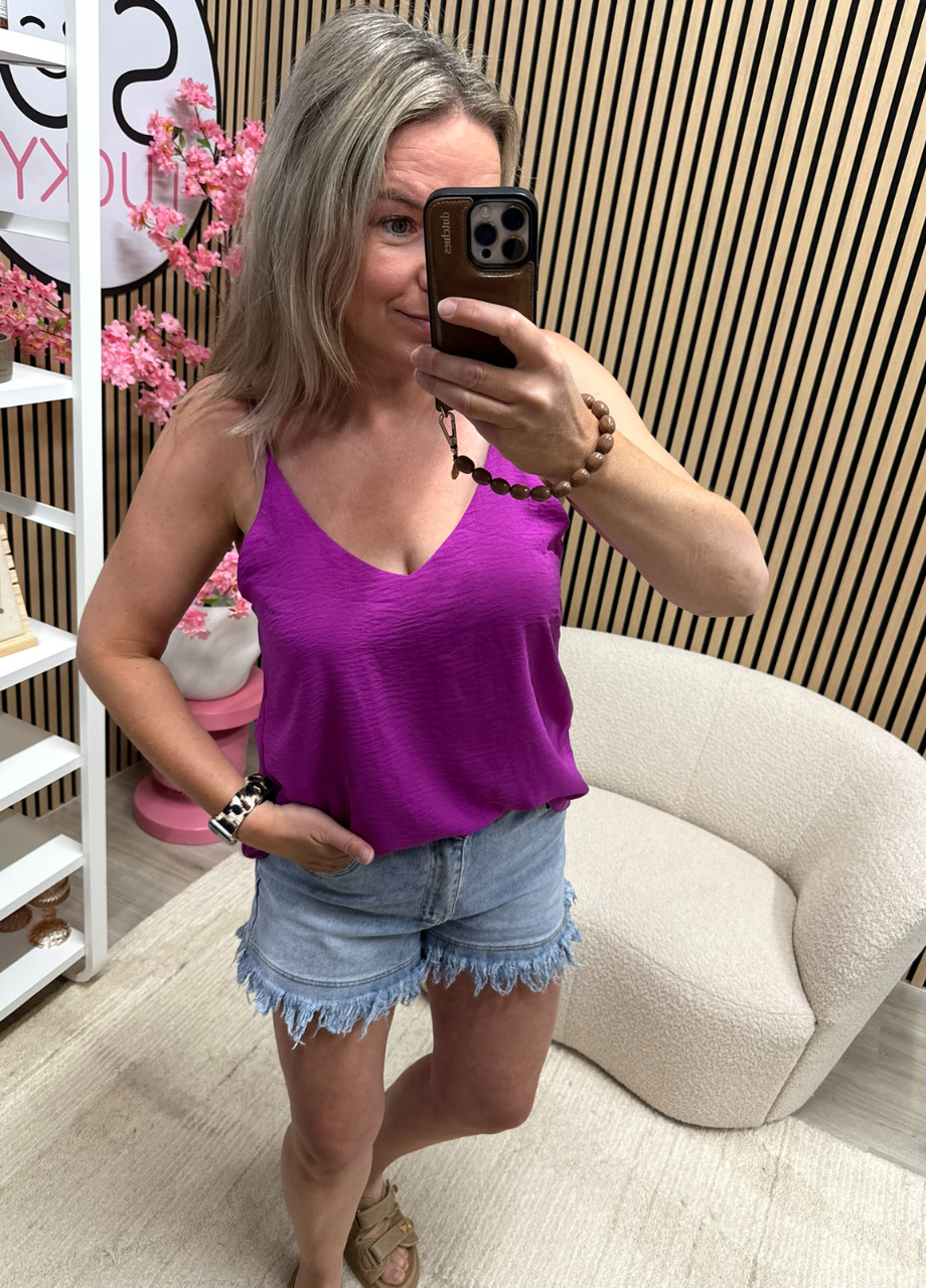 Top Liva – magenta – basic top model draagt Top Liva – magenta – basic top met een short – So Lucky