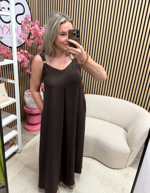 model draagt Jurk Jade – bruin – maxi jurk – So Lucky